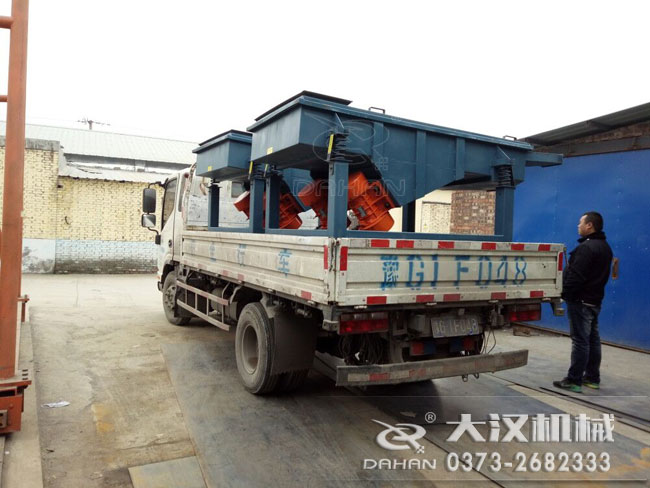 1020石墨直線振動(dòng)篩 1020石墨直線振動(dòng)篩